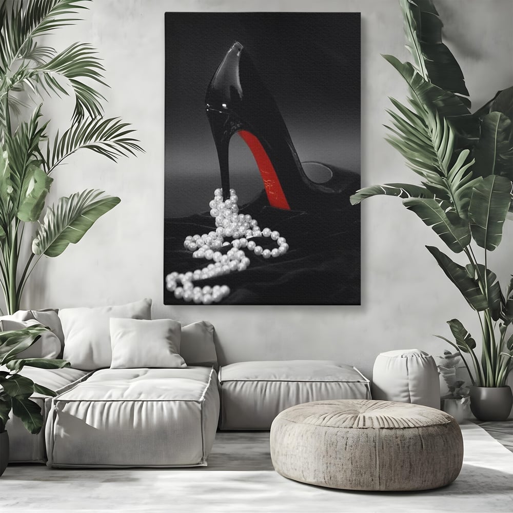 Tablou canvas cu tablou canvas cu pantof si perle, fara rama, pe sasiu de lemn, pe perete intr-un living